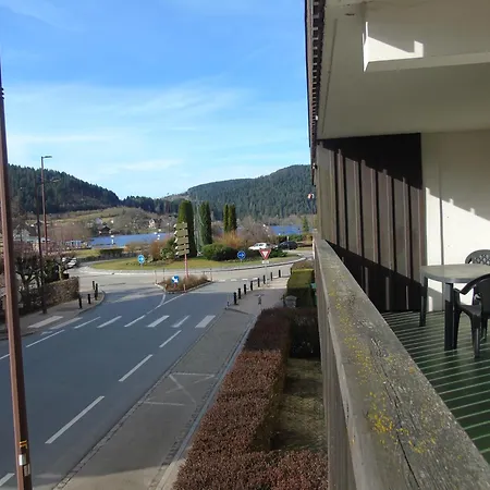 4 Personnes Proche Du *