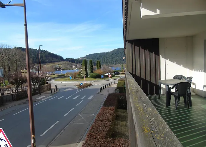 4 Personnes Proche Du *